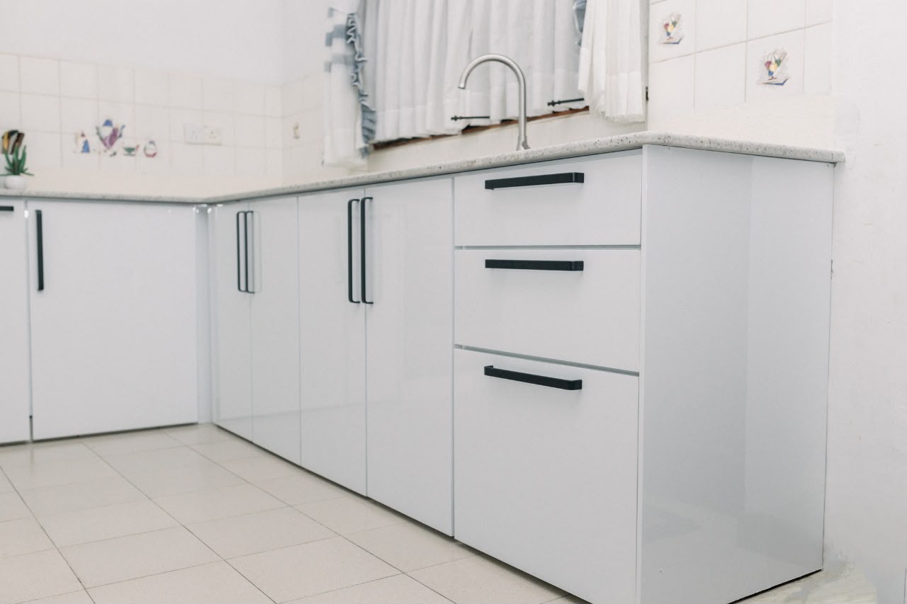 White gloss kitchen cabinets with black bar handles